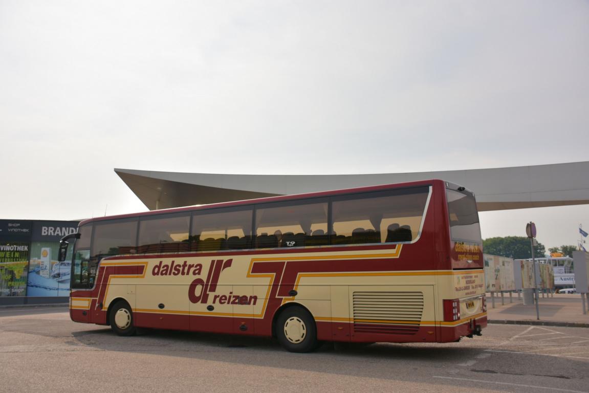 Van Hool T915 Alicron mit Radanh�ner von Dalstra Reisen aus den NL im Mai 2017 in Krems.
