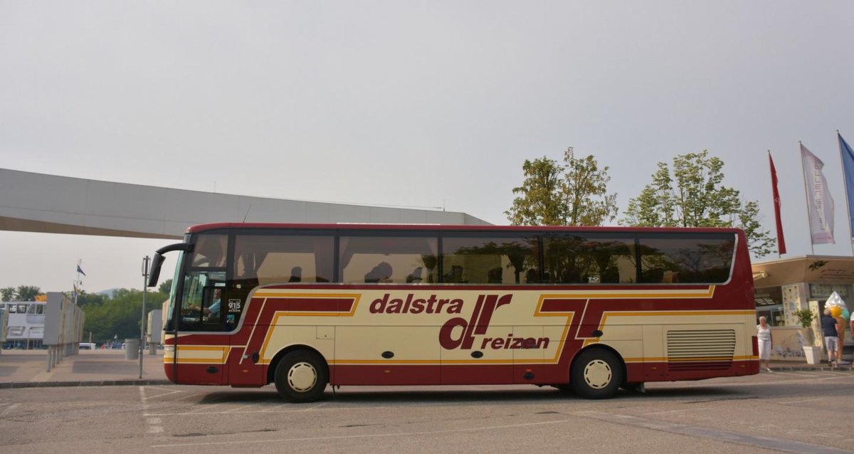 Van Hool T915 Alicron mit Radanh�ner von Dalstra Reisen aus den NL im Mai 2017 in Krems.