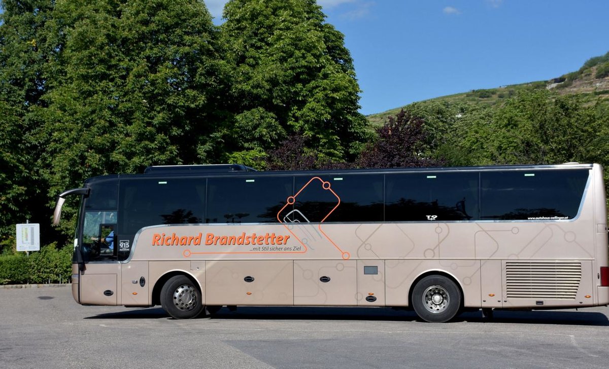 Van Hool T915 Alicron von Richard Brandstetter Reisen aus �sterreich 06/2017 in Krems.