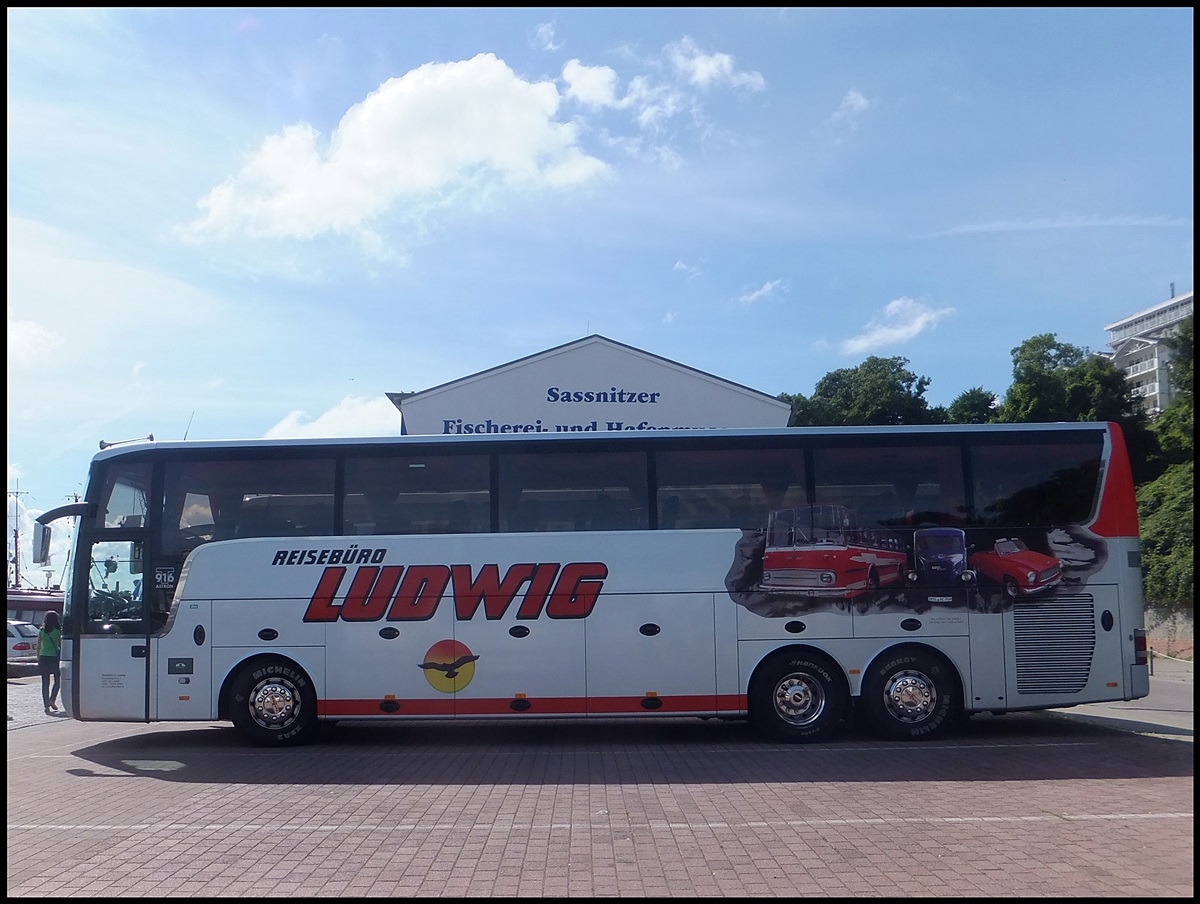 Van Hool T916 vom Reiseb�ro Ludwig aus Deutschland im Stadthafen Sassnitz.