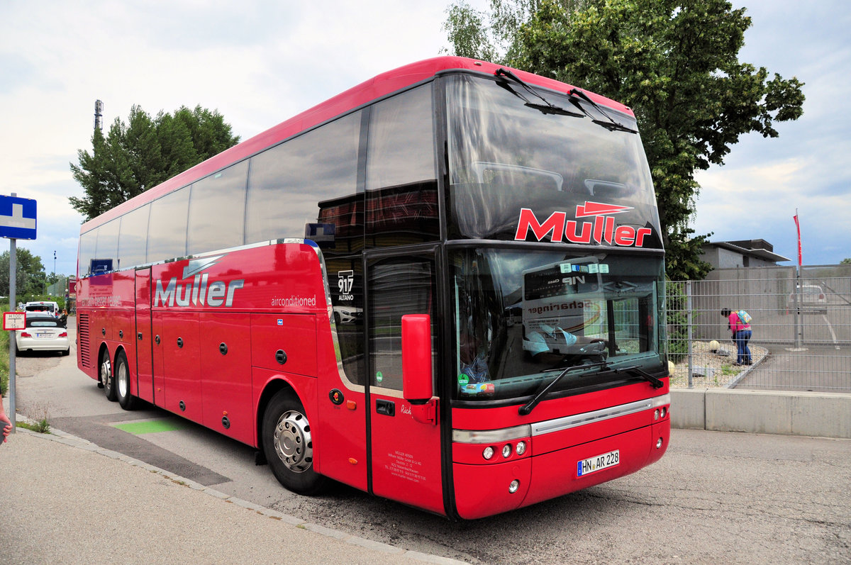 Van Hool T917 Altano von M�ller Reisen aus der BRD in Krems gesehen.