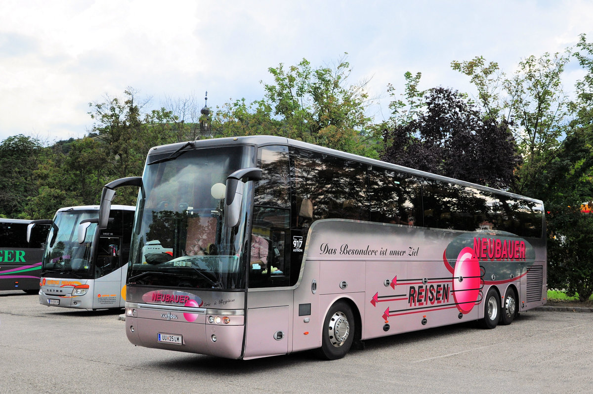 Van Hool T917 Astron von Heuberger Reisen aus Ober�sterreich in Krems gesehen.