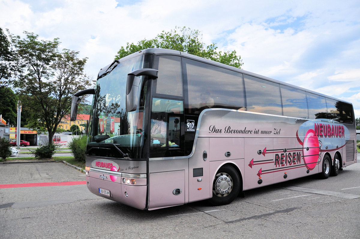 Van Hool T917 Astron von Heuberger Reisen aus Ober�sterreich in Krems gesehen.