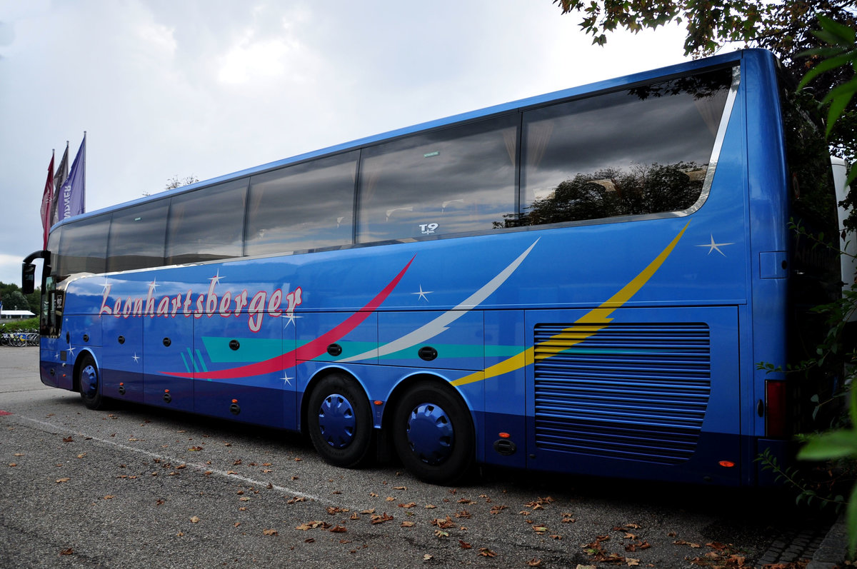 Van Hool T917 Astron von Leonhartsberger Reisen aus �sterreich in Krems gesehen.
