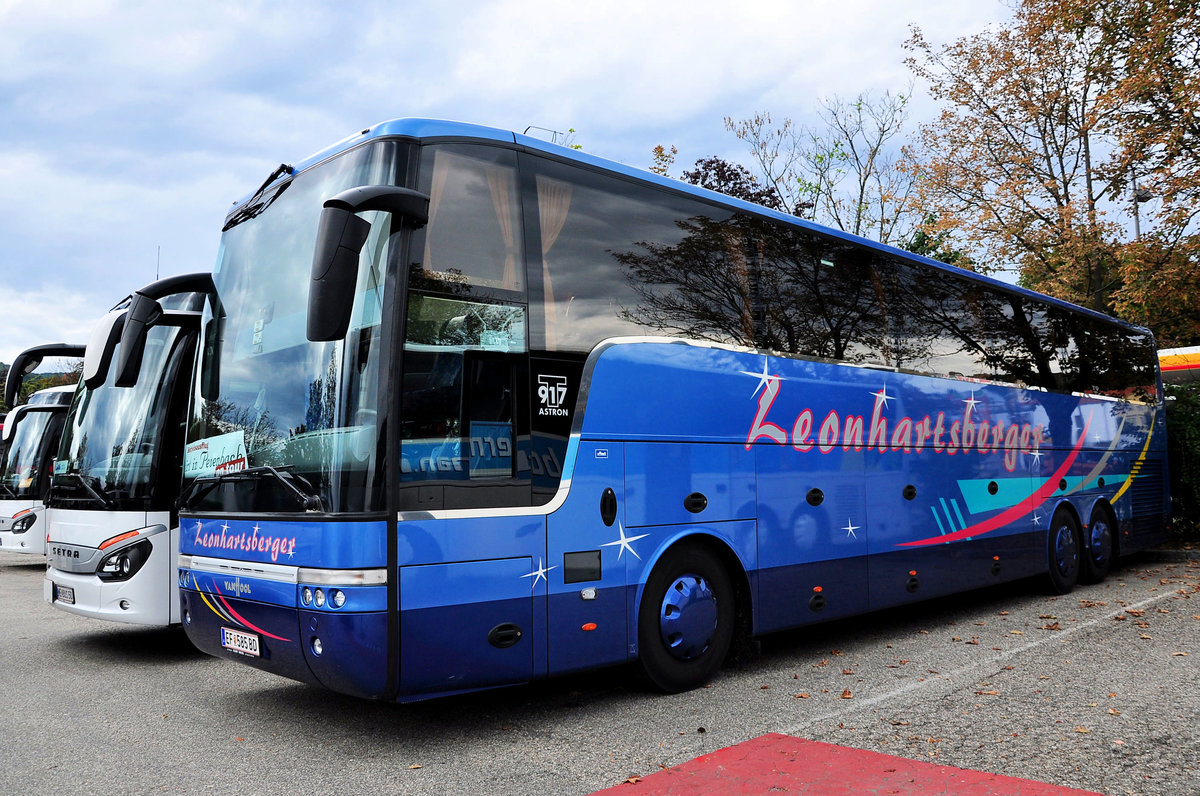 Van Hool T917 Astron von Leonhartsberger Reisen aus �sterreich in Krems gesehen.