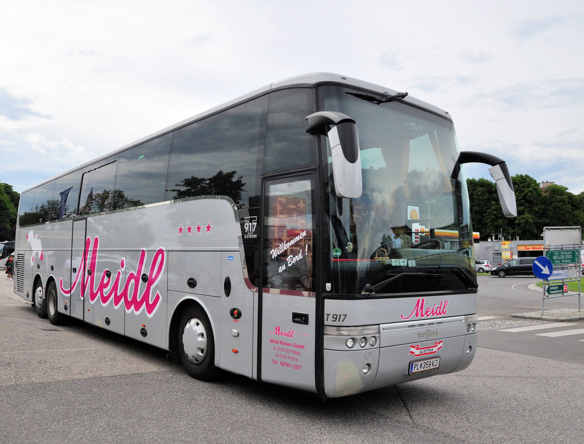 Van Hool T917 Astron von Meidl Reisen aus Nieder�sterreich in Krems gesehen.