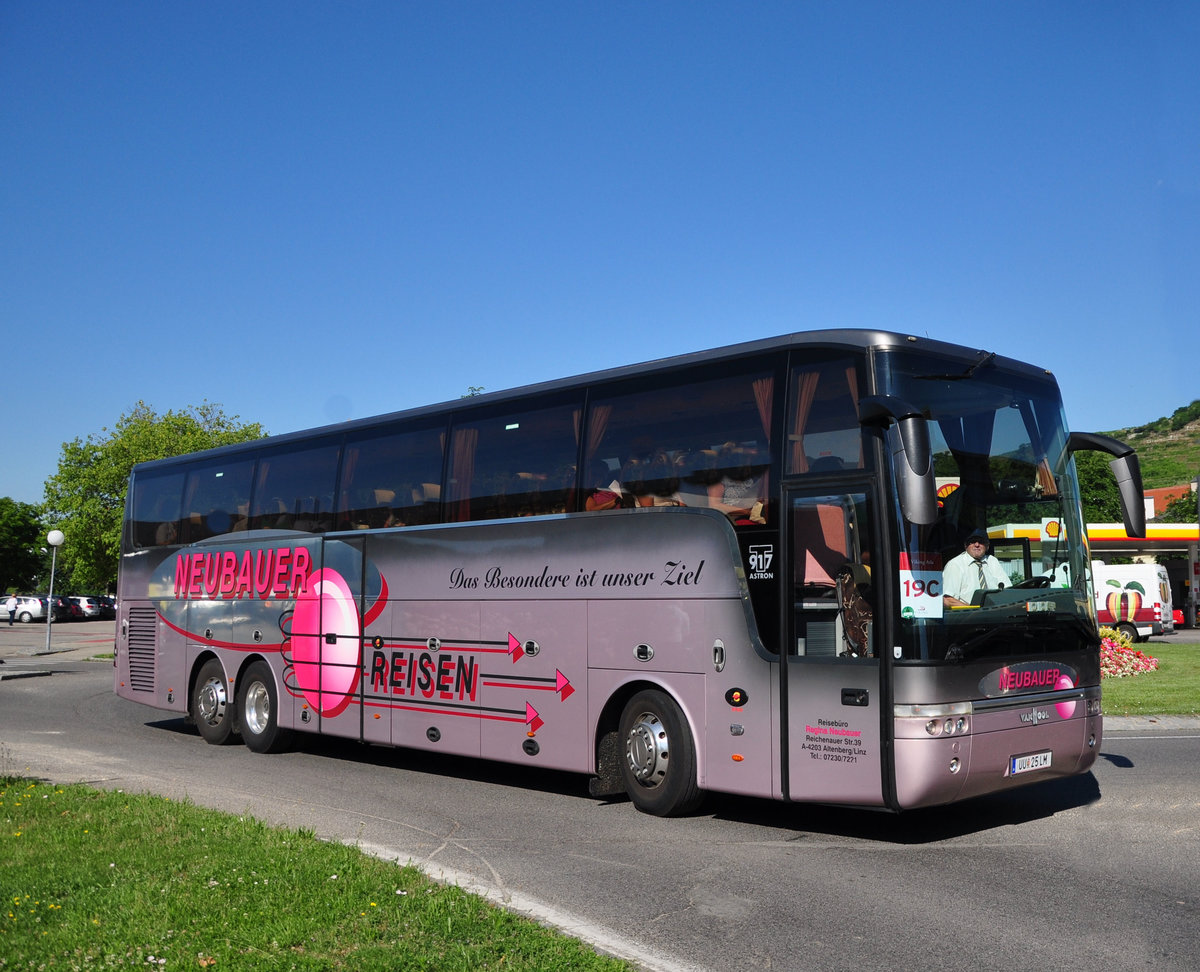 Van Hool T917 Astron von Neubauer Reisen aus Ober�sterreich in Krems gesehen.