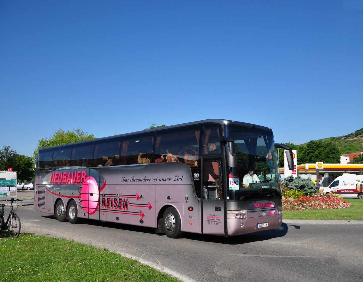 Van Hool T917 Astron von Neubauer Reisen aus Ober�sterreich in Krems gesehen.