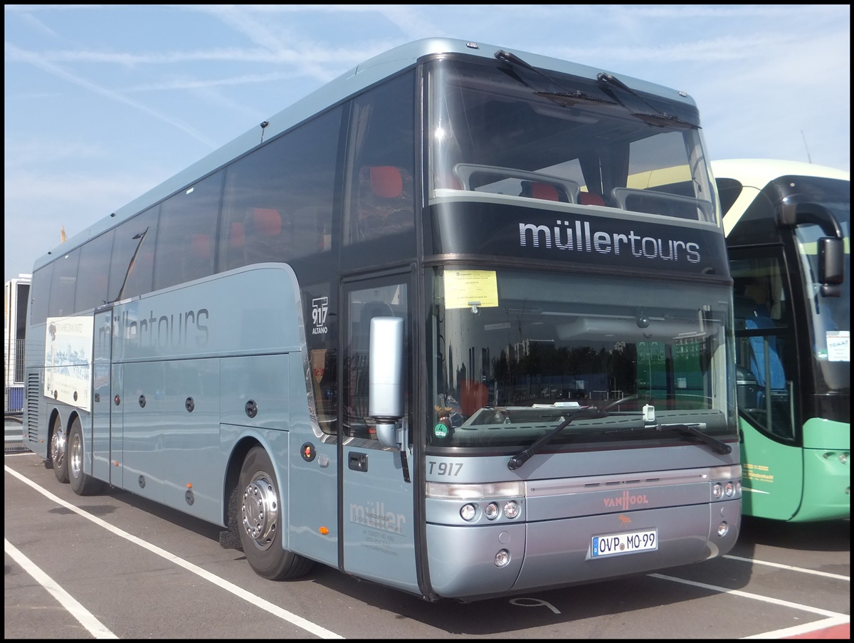 Van Hool T917 von M�llerTours aus Deutschland in London.