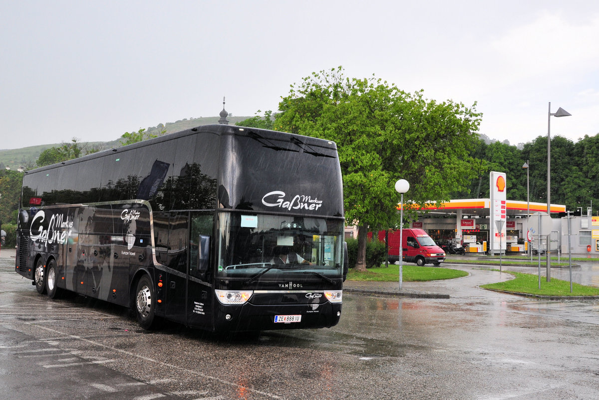 Van Hool TX altano vom Reiseb�ro Markus Ga�ner aus �sterreich in Krems bei str�mendem Regen gesehen.