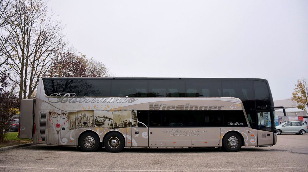Van Hool TX von WIESINGER Reisen aus Ober�sterreich 2017 in Krems gesehen.