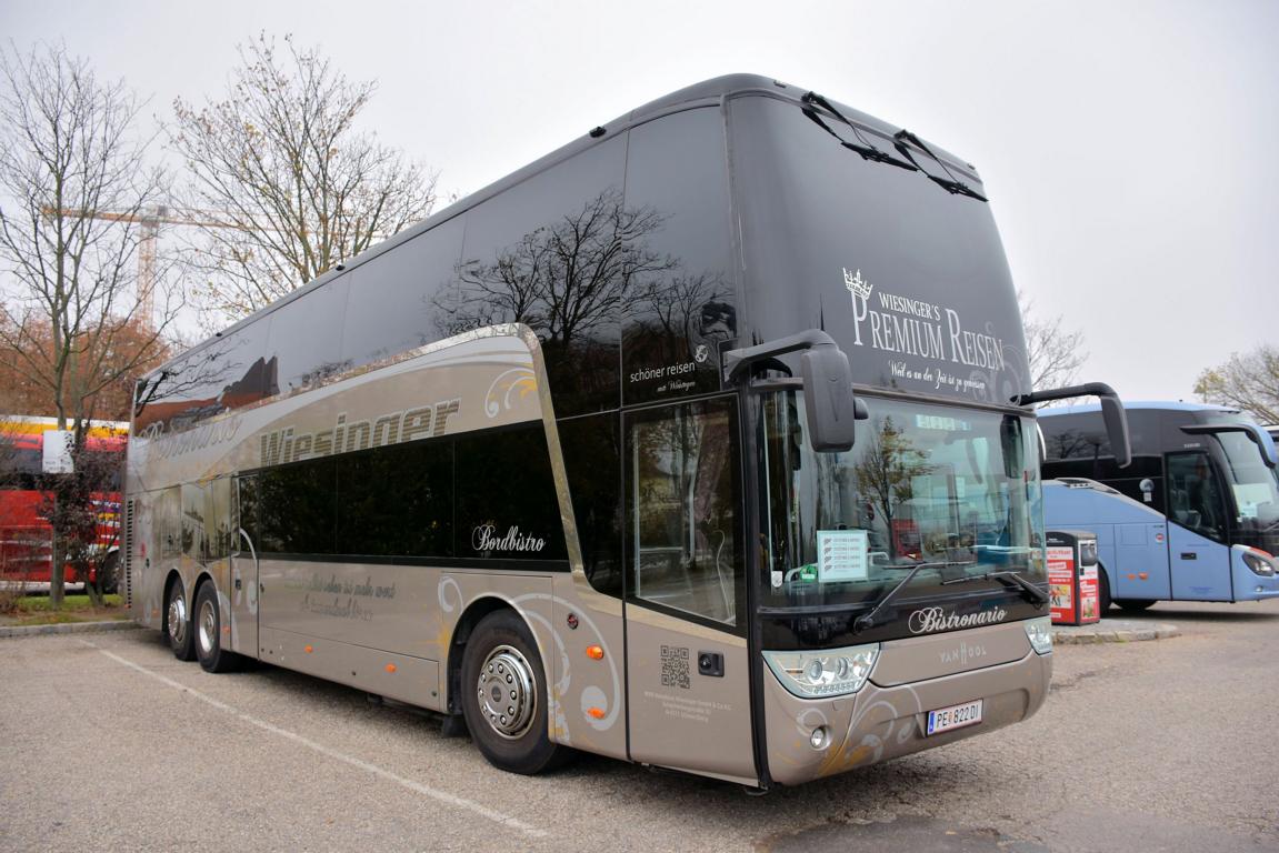 Van Hool TX von WIESINGER Reisen aus Ober�sterreich 2017 in Krems gesehen.