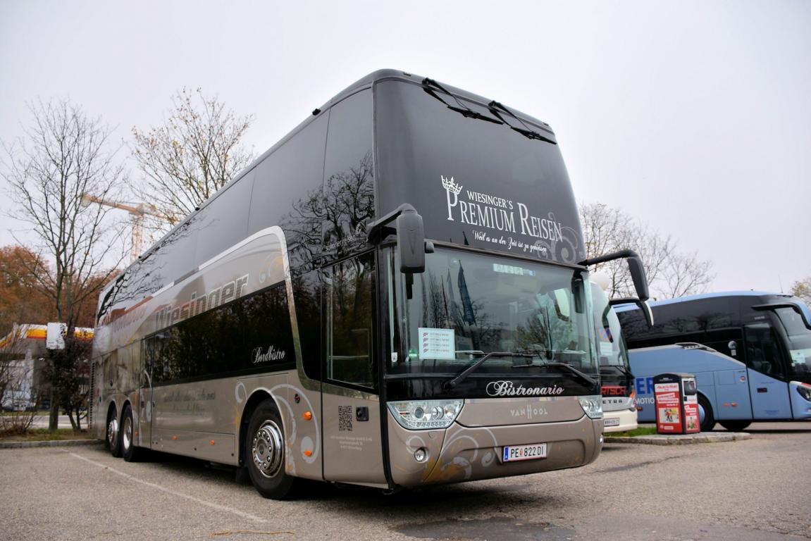 Van Hool TX von WIESINGER Reisen aus Ober�sterreich 2017 in Krems gesehen.