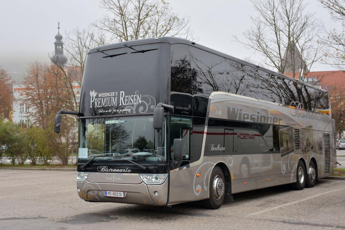 Van Hool TX von WIESINGER Reisen aus Ober�sterreich 2017 in Krems gesehen.