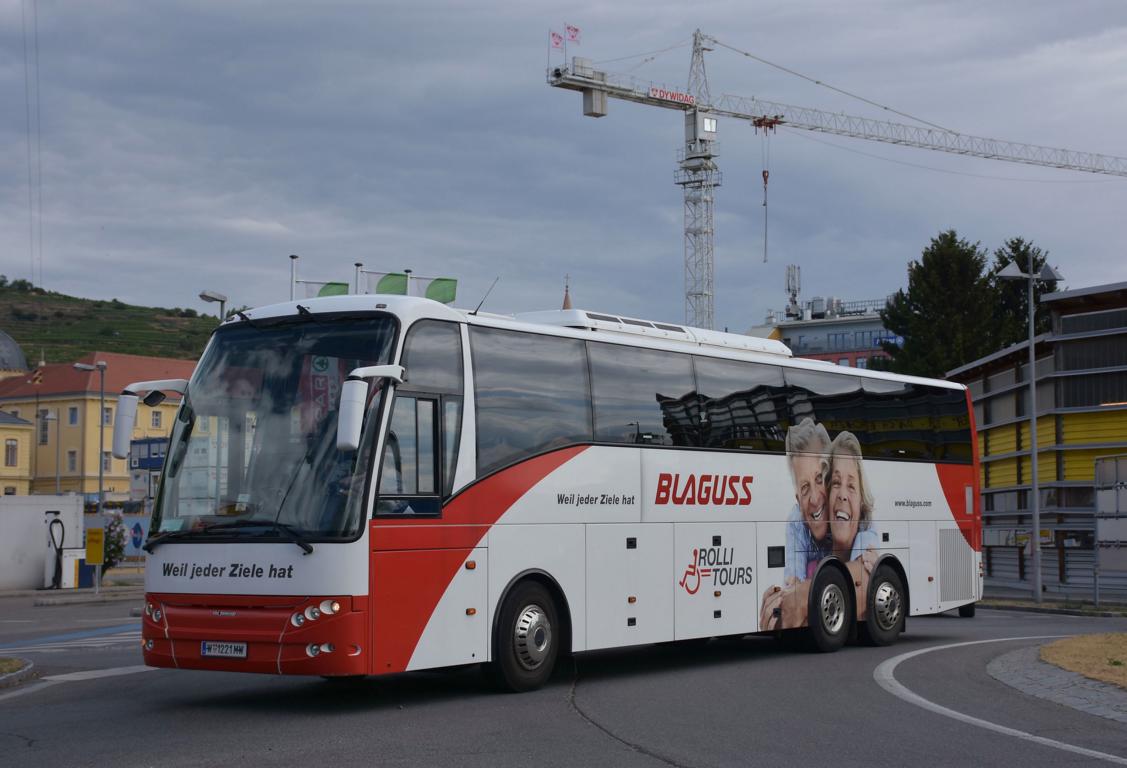VDL Berkhof mit Hebeb�hne (Rolli Tours) von Blaguss Reisen aus Wien 05/2017 in Krems.
