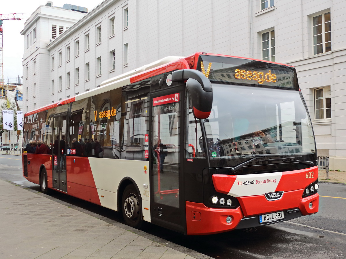 VDL Citea LLE, hier  der Wagen 402 der ASEAG nahe dem Theaterplatz am 09. Oktober 2020.