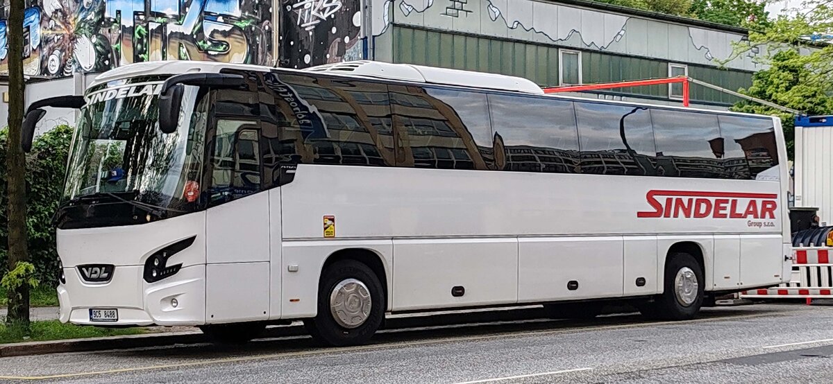 VDL Futura vom Busunternehmen SINDELAR steht im Mai 2024 in Hamburg