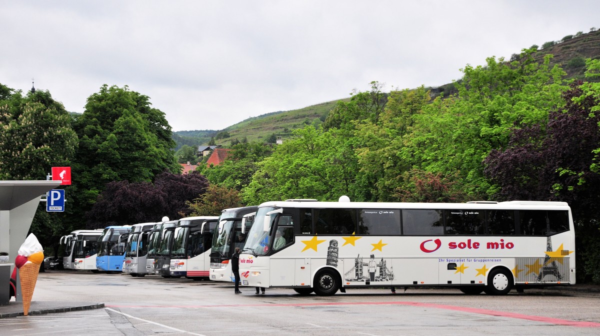 Viel los in Krems,vorne der VDL BOVA von  O sole mio  Reisen aus der BRD,17.Mai 2014.