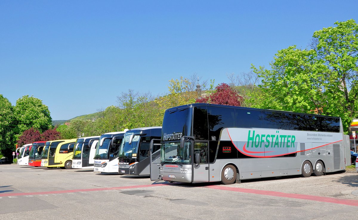 Voller Platz in Krems,vorne der Van Hool TD925 Astromega von Hofst�tter Reisen aus �sterreich.