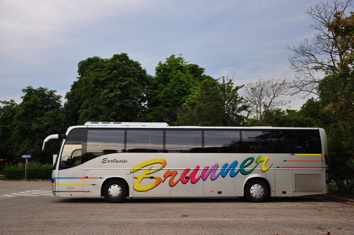 Volvo 9700 von Brunner Reisen aus Nieder�sterreich in Krems gesehen.