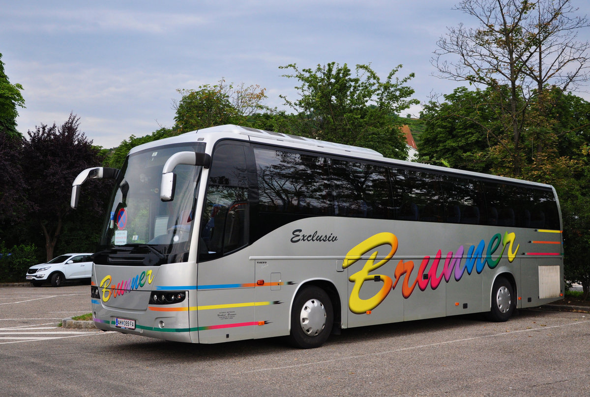 Volvo 9700 von Brunner Reisen aus Nieder�sterreich in Krems gesehen.