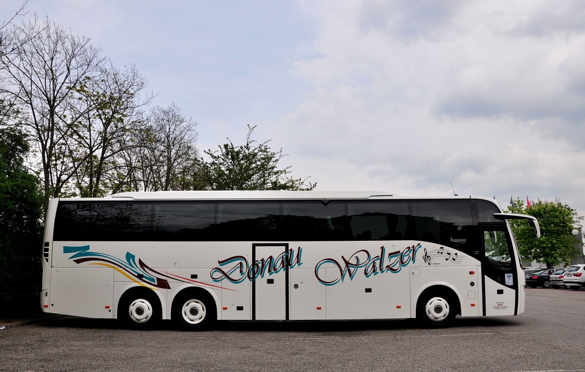 VOLVO 9700 vom Busunternehmer WALZER aus �sterreich am 30.4.2015 in Krems.