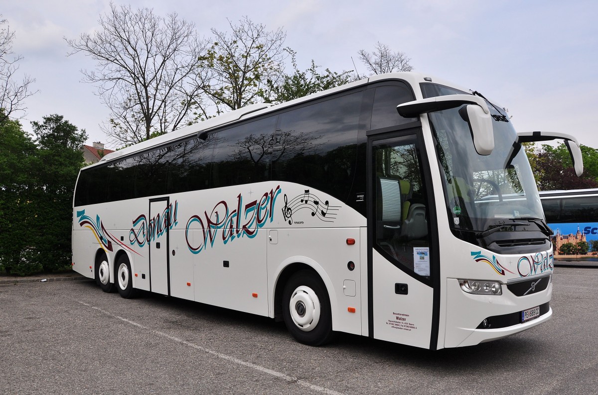 VOLVO 9700 vom Busunternehmer WALZER aus �sterreich am 30.4.2015 in Krems.