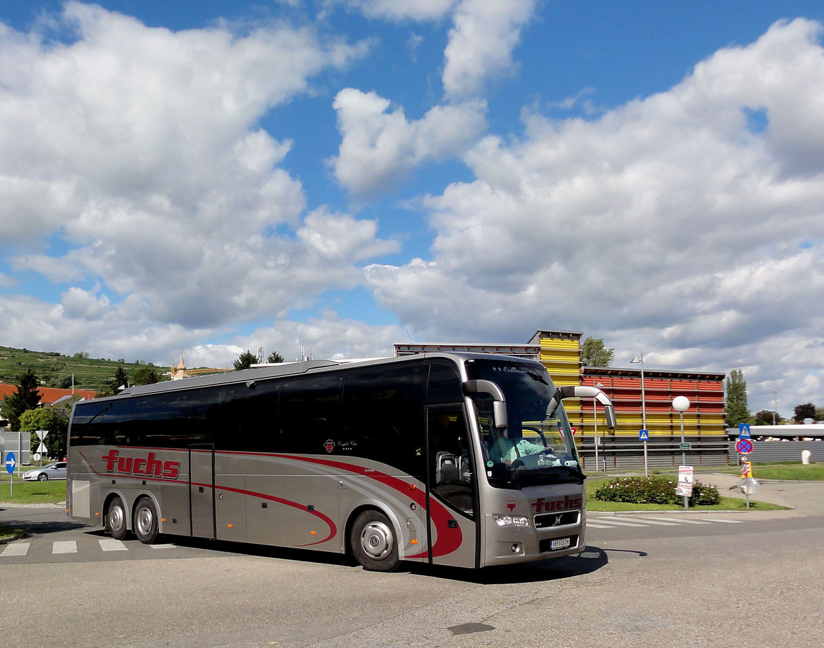 Volvo 9700 von Fuchs Reisen aus �sterreich in Krems gesehen.