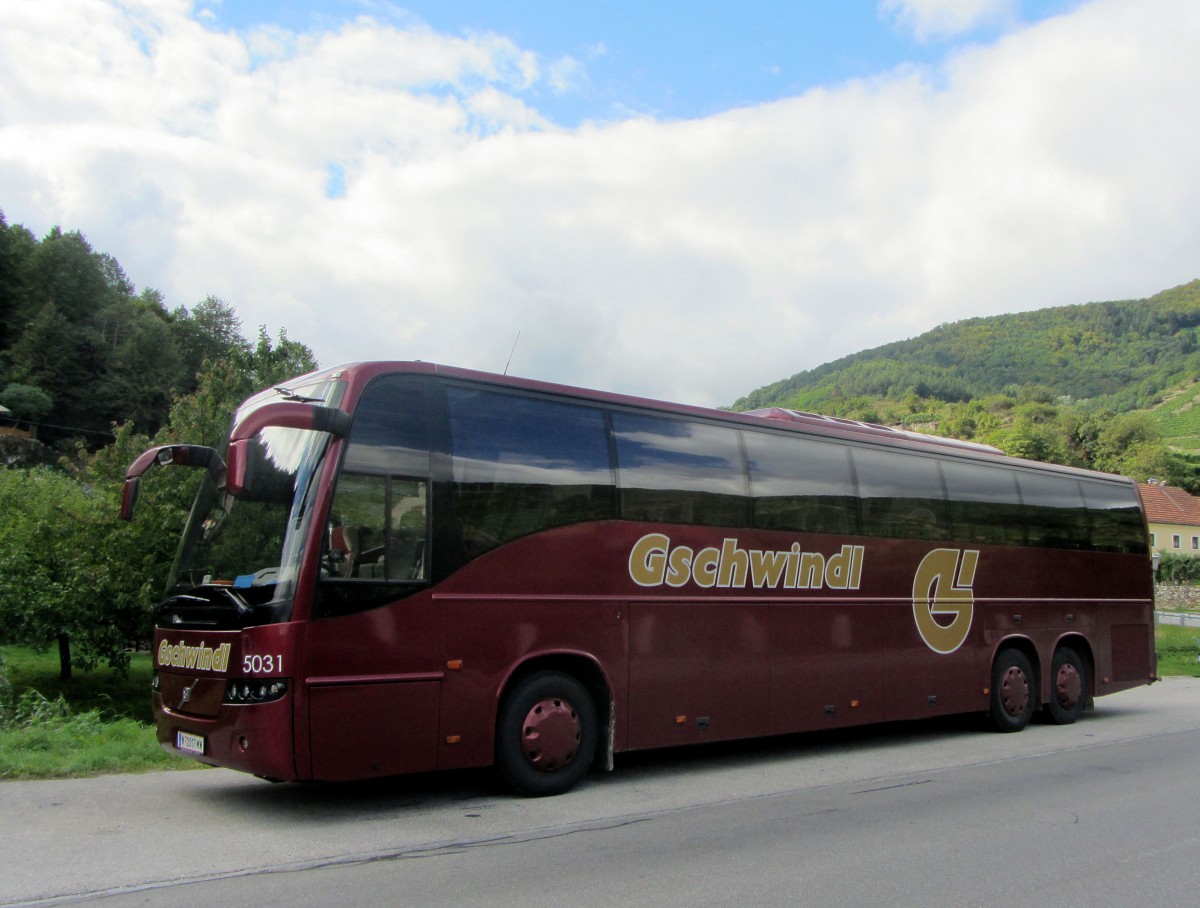 VOLVO 9700 von GSCHWINDL Reisen aus �sterreich im September in der Wachau/Nieder�sterreich gesehen.