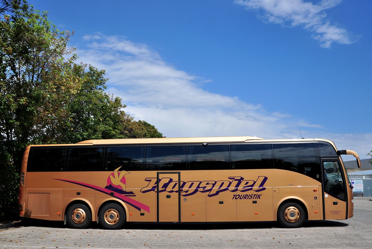 Volvo 9700 von Hagspiel Reisen aus �sterreich am 1.Juli 2014 in Krems gesehen.