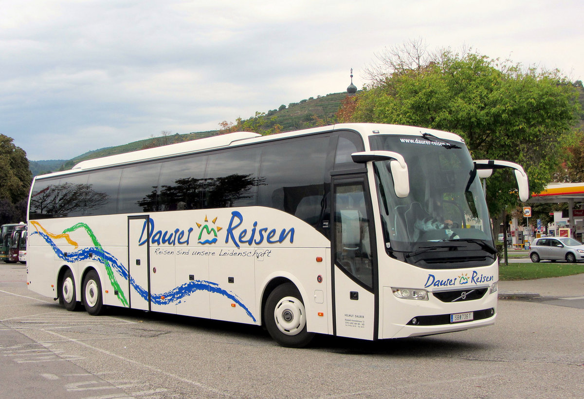 Volvo 9700 von Helmut Daurer Reisen aus Nieder�sterreich in Krems gesehen.