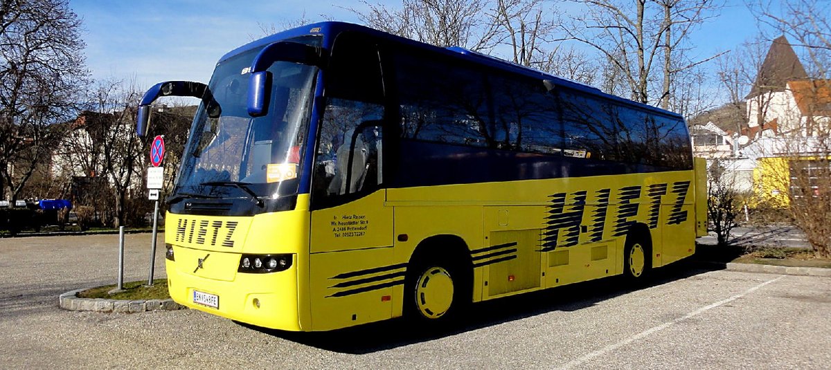 Volvo 9700 von Hietz Reisen aus �sterreich in Krems gesehen.