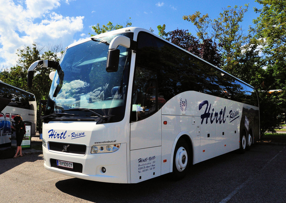 Volvo 9700 von Hirtl Reisen aus �sterreich in Krems gesehen.