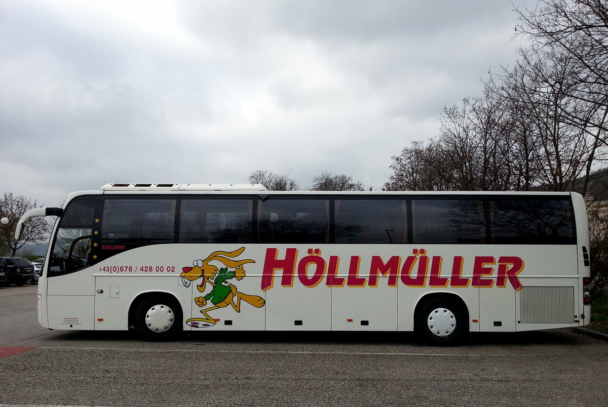 VOLVO 9700 von H�llm�ller Reisen aus �stereich am 22.11.2014 in Krems.
