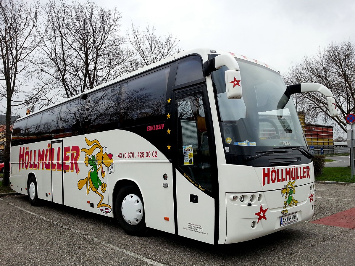 VOLVO 9700 von H�llm�ller Reisen aus �stereich am 22.11.2014 in Krems.