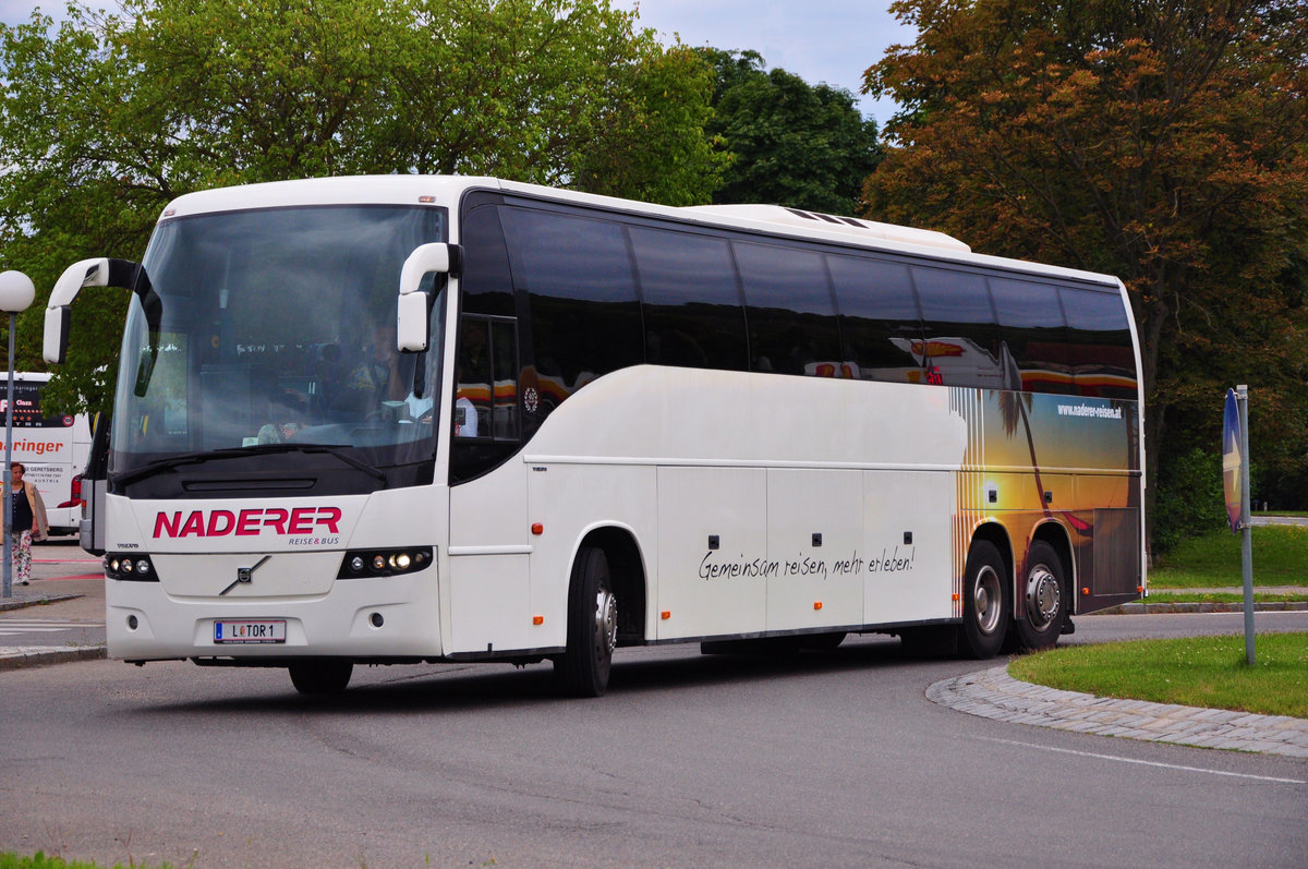 Volvo 9700 von Naderer Reisen aus Ober�sterreich in Krems gesehen.