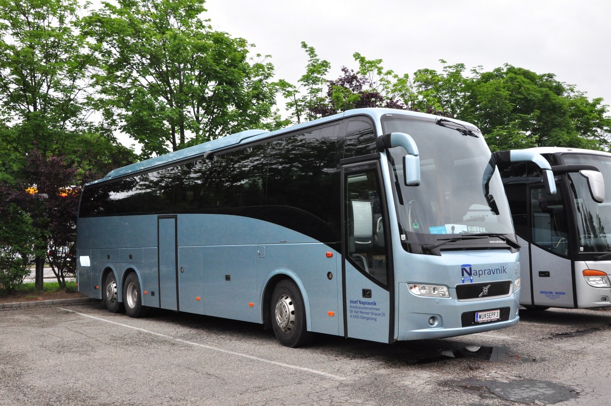 Volvo 9700 von Napravnik Reisen aus �sterreich am 21.5.2015 in Krems.