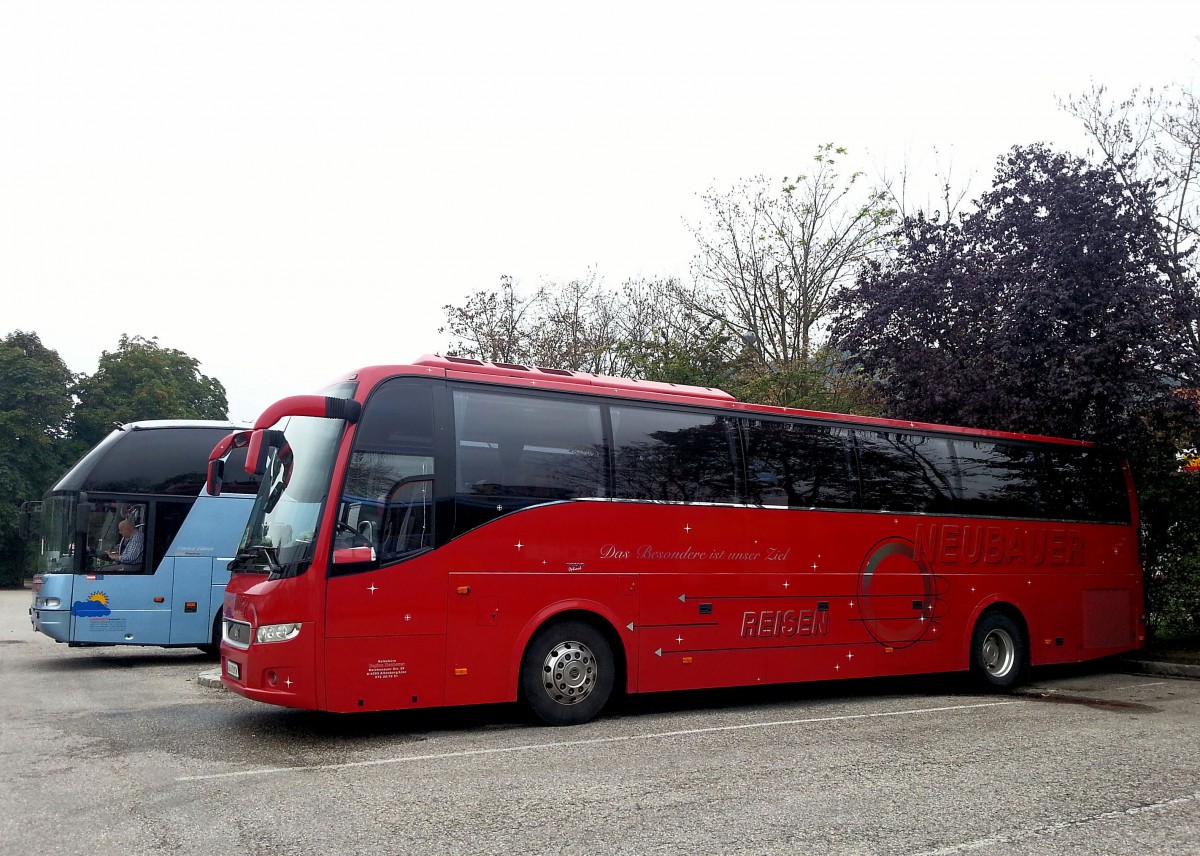 VOLVO 9700 von Neubauer Reisen aus Linz/Ober�sterreich am 16.9.2014 in Krems gesehen.