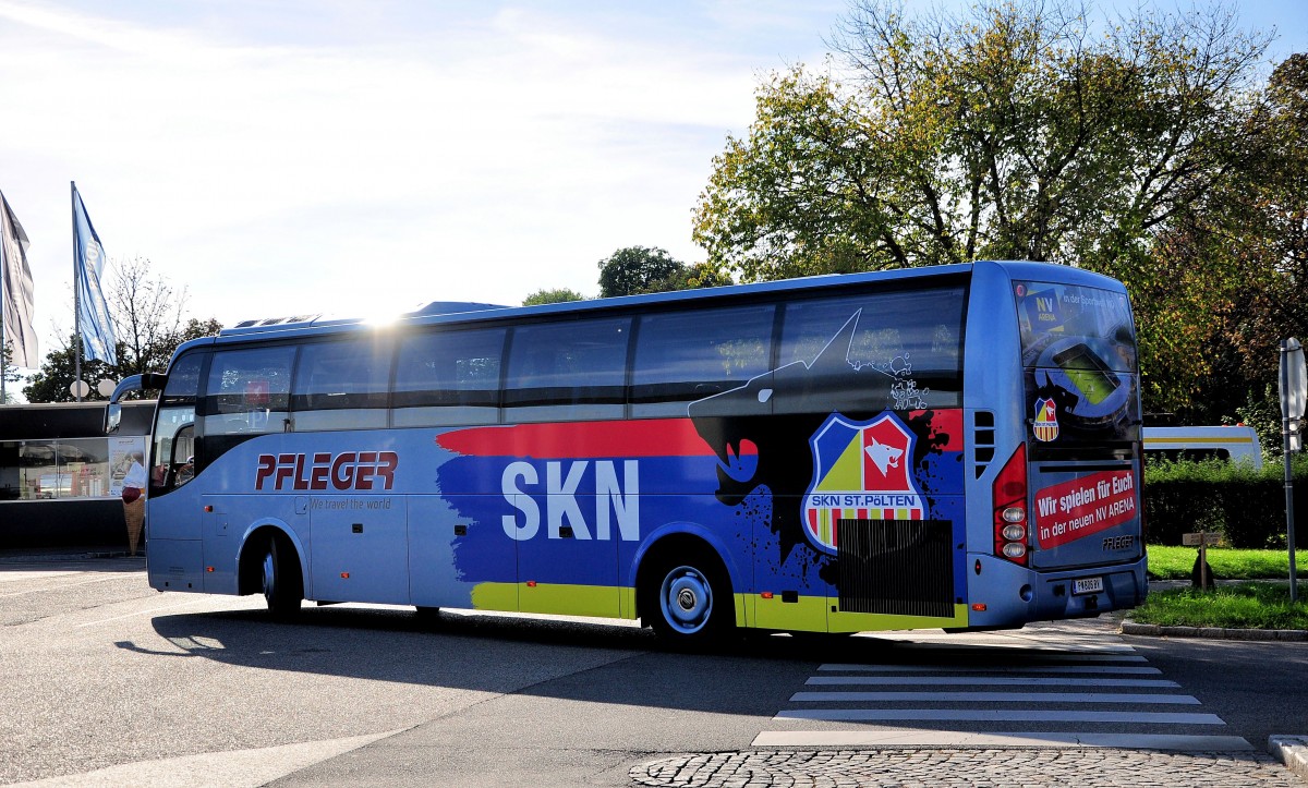 Volvo 9700 von Pfleger Reisen aus �sterreich am 18.9.2014 in Krems gesehen.