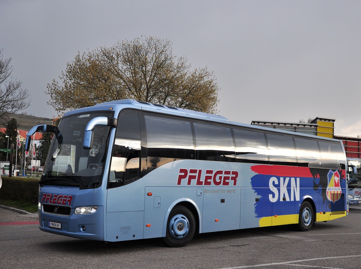 VOLVO 9700 von Pfleger Reisen aus Nieder�sterreich am 6.4.2015 in Krems.