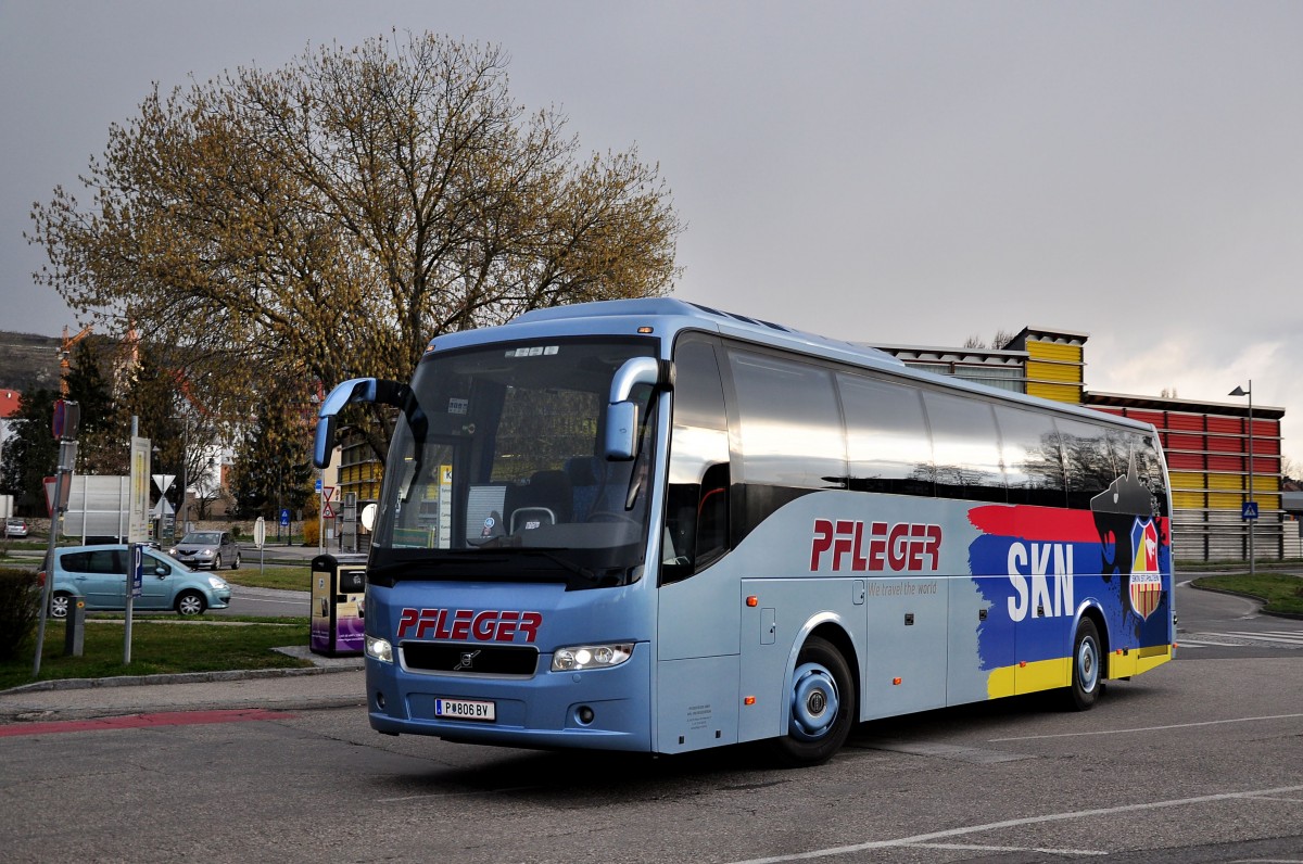 VOLVO 9700 von Pfleger Reisen aus Nieder�sterreich am 6.4.2015 in Krems.