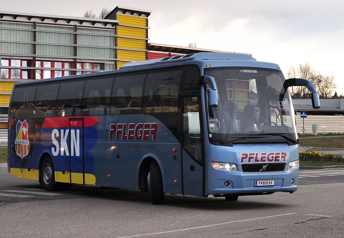 VOLVO 9700 von Pfleger Reisen aus Nieder�sterreich am 6.4.2015 in Krems.