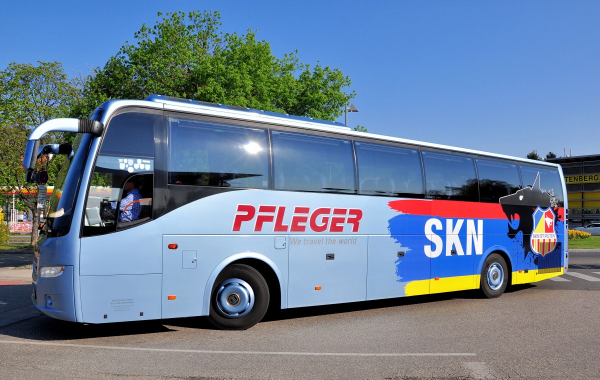 VOLVO 9700 von Pfleger Reisen aus Nieder�sterreich am 24.4.2015 in Krems.