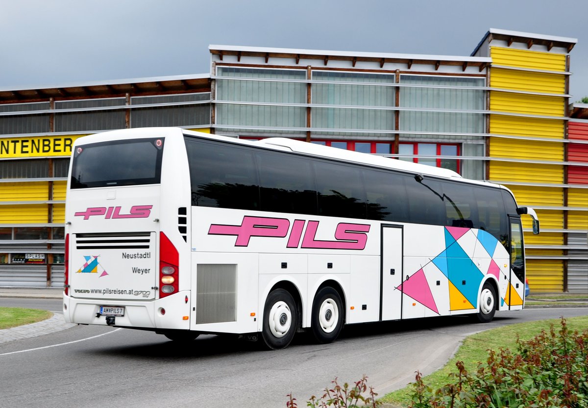 Volvo 9700 von Pils Reisen aus �sterreich in Krems gesehen.