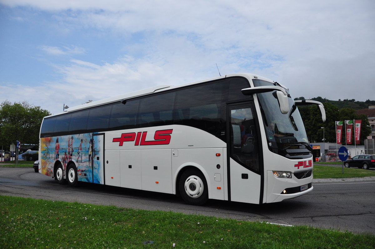 Volvo 9700 von Pils Reisen aus �sterreich in Krems gesehen.