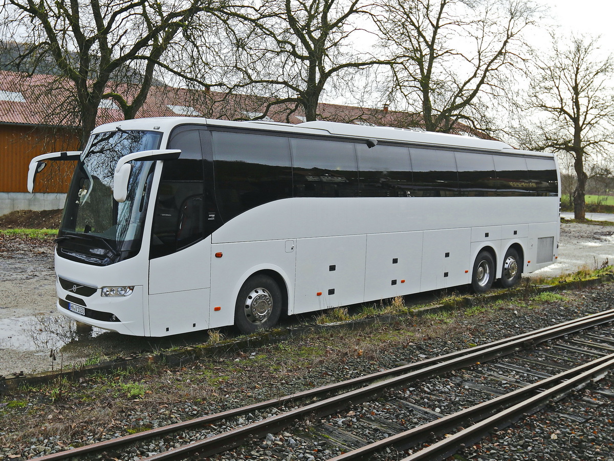 Volvo 9700 steht im Bahnbereich von Streitberg am 29. November 2019.