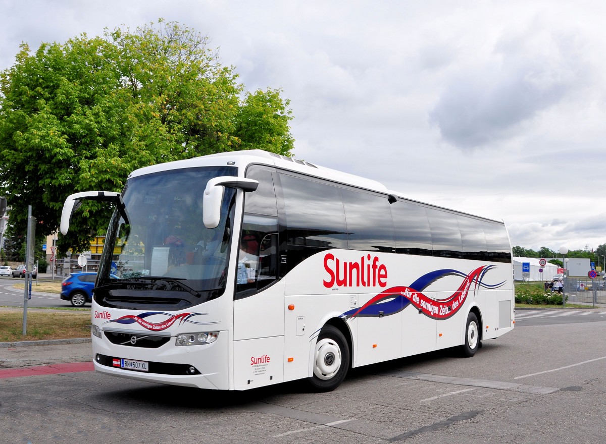 Volvo 9700 von Sunlife Reisen aus Nieder�sterreich in Krems gesehen.