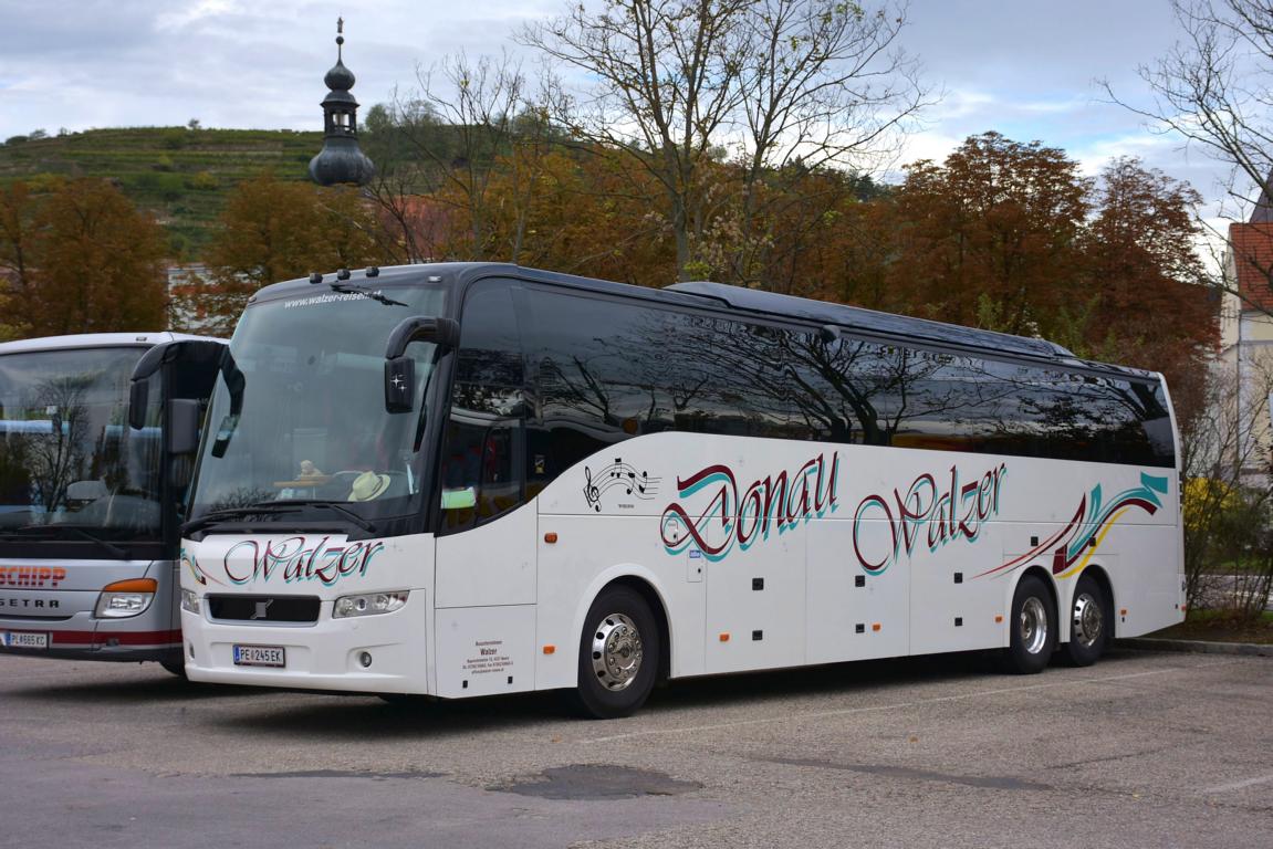 VOLVO 9700 von Walzer Reisen  Donau Walzer  aus �sterreich 10/2017 in Krems.am