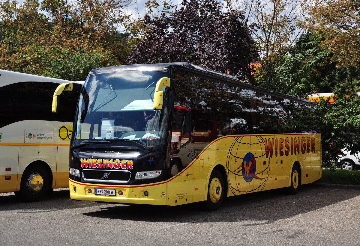 Volvo 9700 von Wiesinger Reisen aus �sterreich in Krems gesehen.