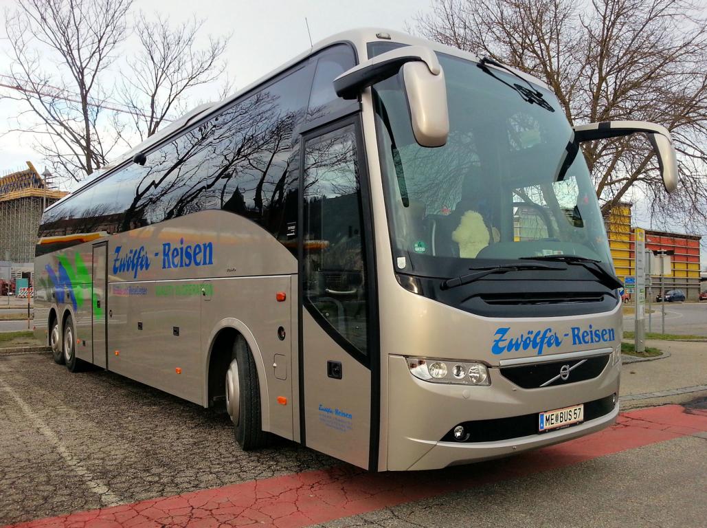 VOLVO 9700 von Zw�lfer Reisen aus Nieder�sterreich im Dez.2017 in Krems.